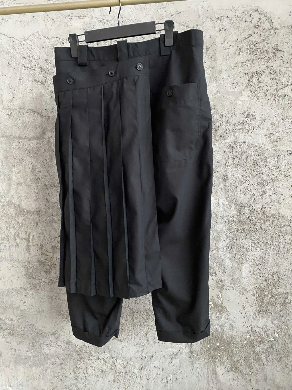 TOP-YAMAMOTO single-sided pleated wool flared nine-inch tapered trousers, black