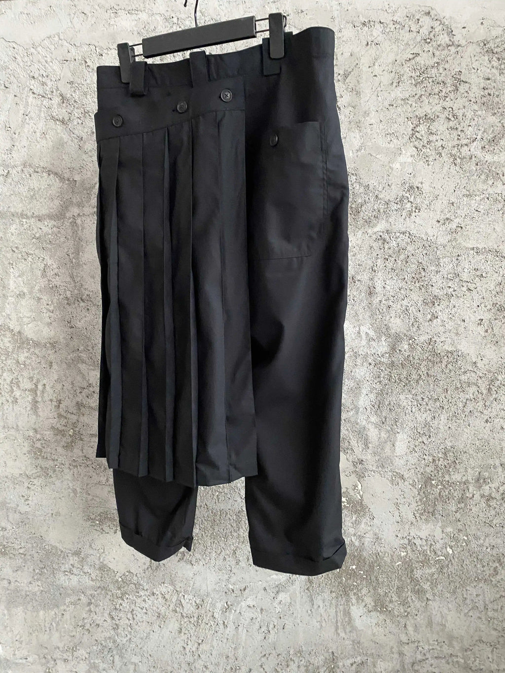 TOP-YAMAMOTO single-sided pleated wool flared nine-inch tapered trousers, black